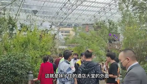 九寨沟之旅，妹子来到了人间天堂真美啊，偶遇小松鼠来讨要食物