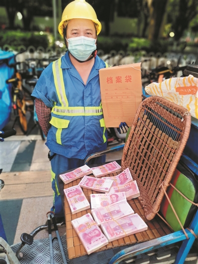 环卫工人“拾金不昧” 十万现金“完璧归赵”