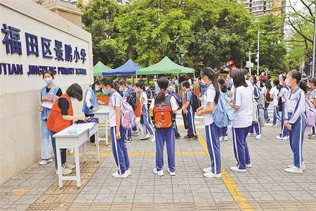 “全市统一款”深圳校服又火出圈